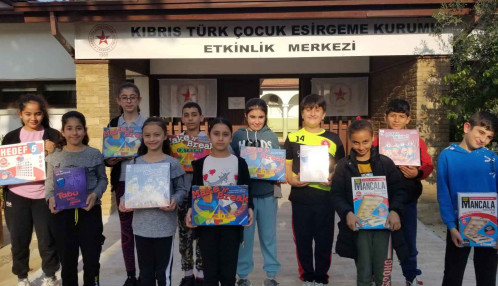 Çocuklarımıza yılbaşı dolayısıyla hediye alan değerli bağışçımız Sn. Eral Osmanlar Bey'e teşekkür eder, çalışmalarında başarılar dileriz.